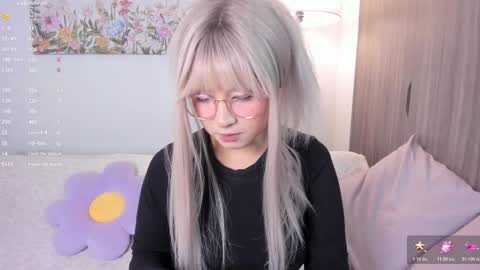 Snapshot of sara_kim_ chatting on 10/19/25, 10:21 Sara  new account  give me thomb up  Follow me   help me reach 15k followers again   online show from 10/19/25, 10:21
