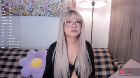 Snapshot of sara_kim_ chatting on 01/12/26, 11:21 Sara new account give me thomb up Follow me help me reach 15k followers again online show from 01/12/26, 11:21