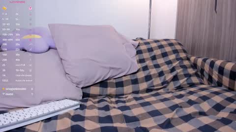 Snapshot of sara_kim_ chatting on 01/13/26, 11:21 Sara new account give me thomb up Follow me help me reach 15k followers again online show from 01/13/26, 11:21