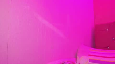 Snapshot of sara_martin18 chatting on 11/01/25, 11:01 sara online show from 11/01/25, 11:01