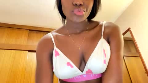 Snapshot of sara_muscle chatting on 06/09/26, 12:55 Sara online show from 06/09/26, 12:55