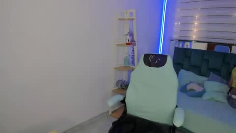 sara_red_x online show from 04/25/26, 07:44