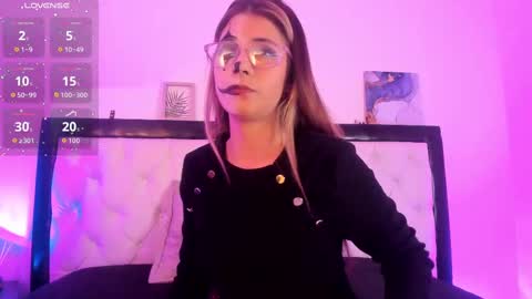 Snapshot of sara_roades chatting on 10/23/25, 09:13 sara_roades online show from 10/23/25, 09:13
