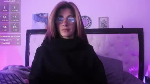 Snapshot of sara_roades chatting on 10/28/25, 11:18 sara_roades online show from 10/28/25, 11:18