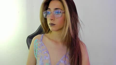 Snapshot of sara_roades chatting on 11/15/25, 11:10 sara_roades online show from 11/15/25, 11:10