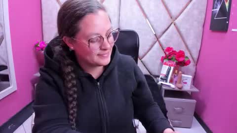 Snapshot of sara_thonson_ chatting on 11/28/25, 01:47 sara_thonson_ online show from 11/28/25, 01:47