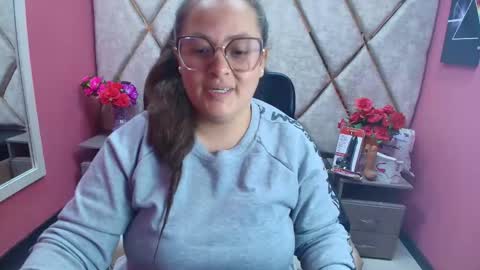 Snapshot of sara_thonson_ chatting on 12/04/25, 01:53 sara_thonson_ online show from 12/04/25, 01:53