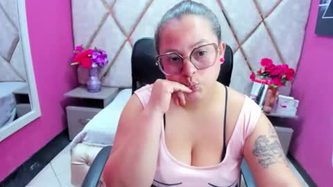 Snapshot of sara_thonson_ chatting on 12/16/25, 02:44 sara_thonson_ online show from 12/16/25, 02:44