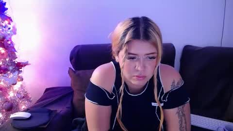 Snapshot of sara_winehouse1 chatting on 12/30/24, 06:16 1 online show from 12/30/24, 06:16