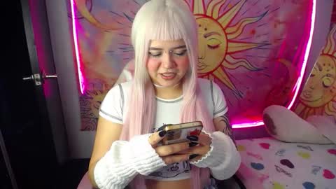 Snapshot of sara_winehouse1 chatting on 11/14/25, 04:11 1 online show from 11/14/25, 04:11