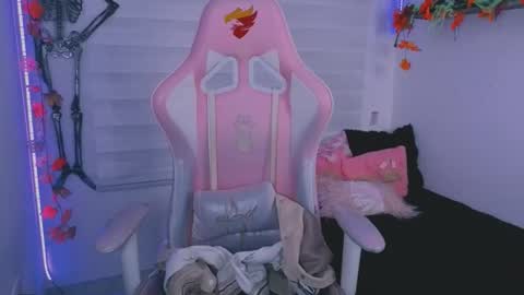 Snapshot of saraa_ramirez chatting on 10/23/25, 03:06 Sarah Ramirez online show from 10/23/25, 03:06