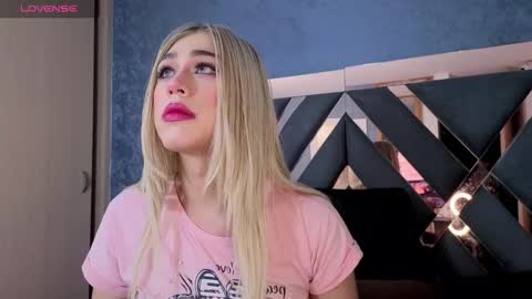 Snapshot of saraah_queen chatting on 10/14/25, 04:13 Sarah online show from 10/14/25, 04:13