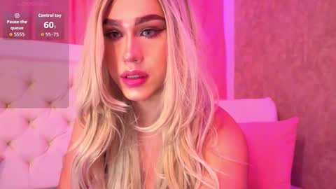 Snapshot of saraah_queen chatting on 11/21/25, 04:00 Sarah online show from 11/21/25, 04:00