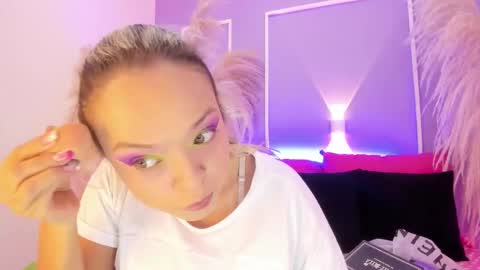 Snapshot of saraavila_ chatting on 10/17/25, 08:22 SaraAvila online show from 10/17/25, 08:22