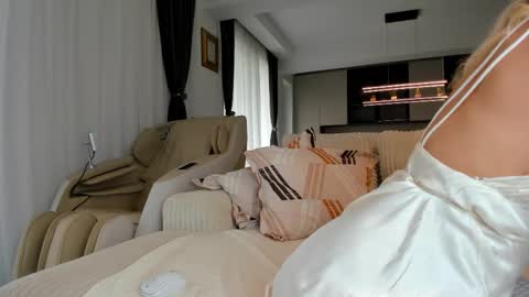 saradiamond01 online show from 10/12/25, 10:14