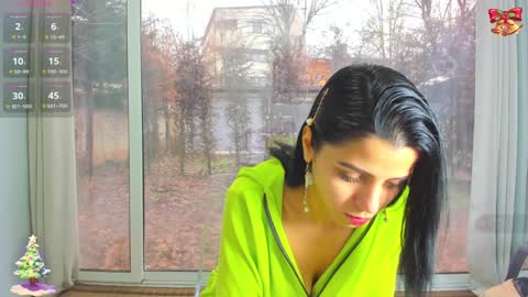 Snapshot of sarah_blake_ chatting on 12/22/24, 10:06 Sara online show from 12/22/24, 10:06