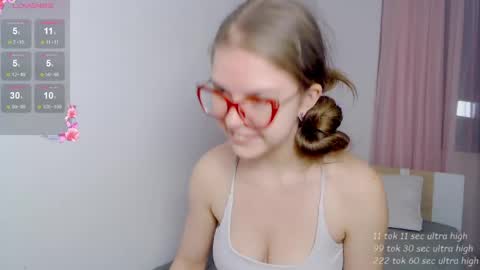 Snapshot of sarah_hs chatting on 04/15/26, 05:42 Sarah online show from 04/15/26, 05:42
