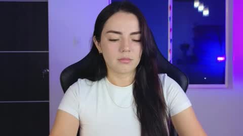 Snapshot of sarah_swtt chatting on 10/11/25, 03:17 - next broadcast 28 nov 7 pm Col online show from 10/11/25, 03:17