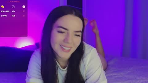 Snapshot of sarah_swtt chatting on 11/16/25, 03:45 - next broadcast 28 nov 7 pm Col online show from 11/16/25, 03:45