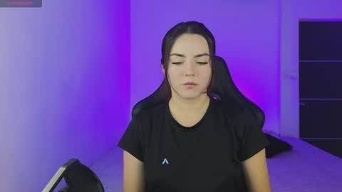 Snapshot of sarah_swtt chatting on 11/20/25, 03:07 - next broadcast 28 nov 7 pm Col online show from 11/20/25, 03:07