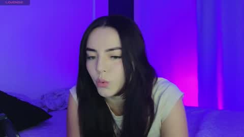 Snapshot of sarah_swtt chatting on 11/21/25, 04:11 - next broadcast 28 nov 7 pm Col online show from 11/21/25, 04:11