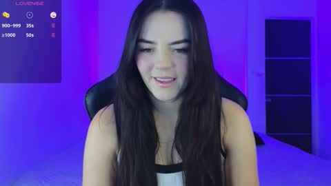 Snapshot of sarah_swtt chatting on 11/28/25, 04:04 - next broadcast 28 nov 7 pm Col online show from 11/28/25, 04:04