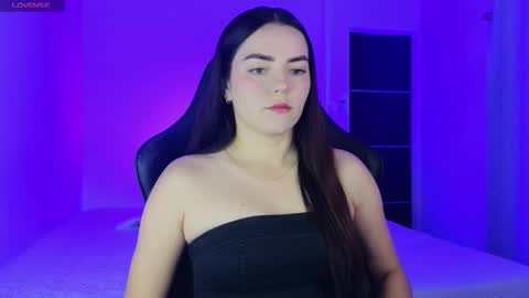 Snapshot of sarah_swtt chatting on 12/16/25, 03:22 - next broadcast 28 nov 7 pm Col online show from 12/16/25, 03:22