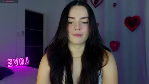 Snapshot of sarah_swtt chatting on 12/20/25, 12:18 - next broadcast 28 nov 7 pm Col online show from 12/20/25, 12:18