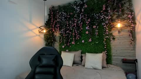 Sarah Deyvis online show from 12/17/25, 01:28