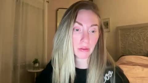 Snapshot of sarahgiroux86 chatting on 04/15/26, 04:30 Sarah online show from 04/15/26, 04:30