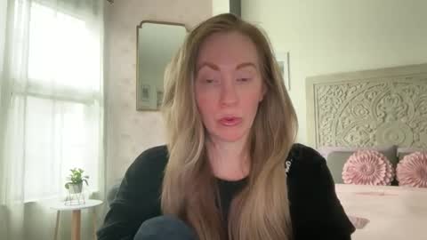 Snapshot of sarahgiroux86 chatting on 04/25/26, 05:54 Sarah online show from 04/25/26, 05:54