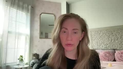 Snapshot of sarahgiroux86 chatting on 04/28/26, 05:18 Sarah online show from 04/28/26, 05:18