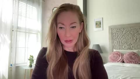Snapshot of sarahgiroux86 chatting on 04/30/26, 05:52 Sarah online show from 04/30/26, 05:52