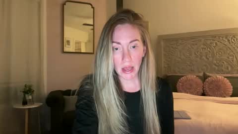 Snapshot of sarahgiroux86 chatting on 05/10/26, 03:44 Sarah online show from 05/10/26, 03:44
