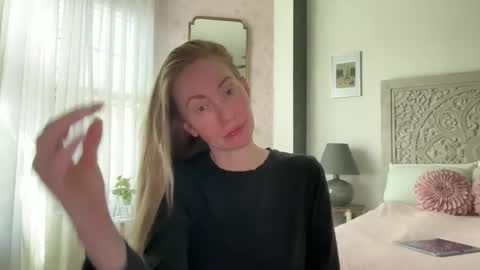 Snapshot of sarahgiroux86 chatting on 05/26/26, 05:42 Sarah online show from 05/26/26, 05:42