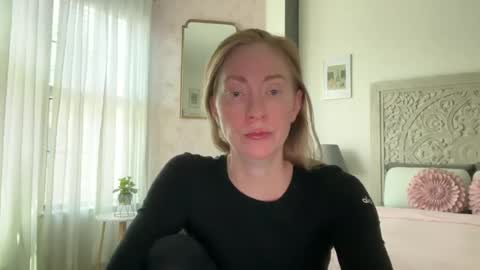 Snapshot of sarahgiroux86 chatting on 06/17/26, 06:42 Sarah online show from 06/17/26, 06:42