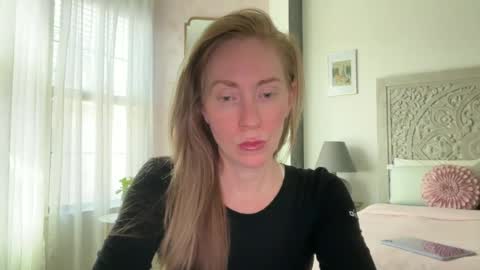 Snapshot of sarahgiroux86 chatting on 06/20/26, 06:11 Sarah online show from 06/20/26, 06:11