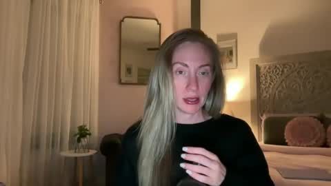 Snapshot of sarahgiroux86 chatting on 06/22/26, 03:47 Sarah online show from 06/22/26, 03:47