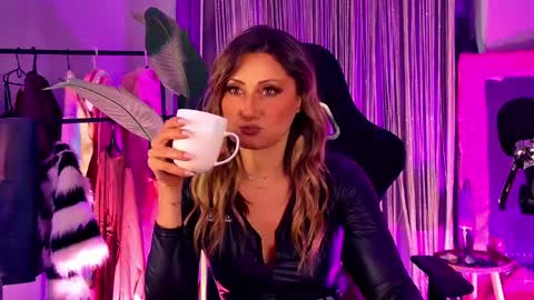 Snapshot of sarahholly chatting on 04/25/26, 11:57 Divine Sarah NONUDE model online show from 04/25/26, 11:57