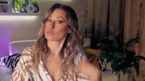 Snapshot of sarahholly chatting on 05/08/26, 05:40 Divine Sarah NONUDE model online show from 05/08/26, 05:40