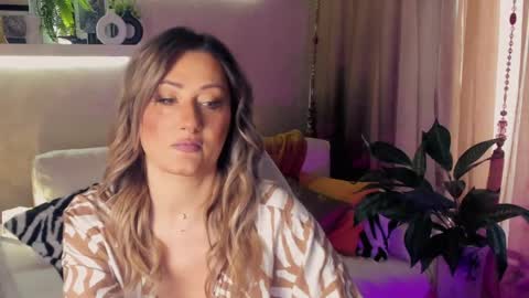 Snapshot of sarahholly chatting on 05/09/26, 05:45 Divine Sarah NONUDE model online show from 05/09/26, 05:45