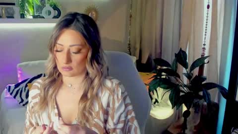 Snapshot of sarahholly chatting on 05/10/26, 06:29 Divine Sarah NONUDE model online show from 05/10/26, 06:29