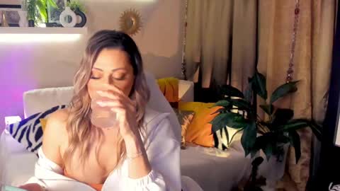 Snapshot of sarahholly chatting on 05/10/26, 06:35 Divine Sarah NONUDE model online show from 05/10/26, 06:35