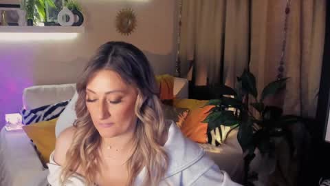 Snapshot of sarahholly chatting on 05/11/26, 04:04 Divine Sarah NONUDE model online show from 05/11/26, 04:04