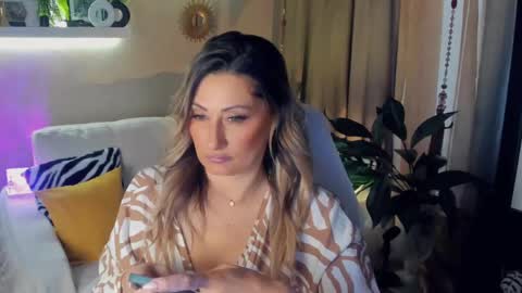 Snapshot of sarahholly chatting on 05/14/26, 03:08 Divine Sarah NONUDE model online show from 05/14/26, 03:08