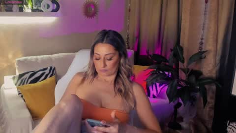 Snapshot of sarahholly chatting on 05/16/26, 04:28 Divine Sarah NONUDE model online show from 05/16/26, 04:28