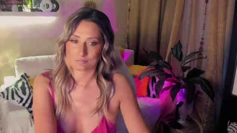 Snapshot of sarahholly chatting on 05/17/26, 04:36 Divine Sarah NONUDE model online show from 05/17/26, 04:36