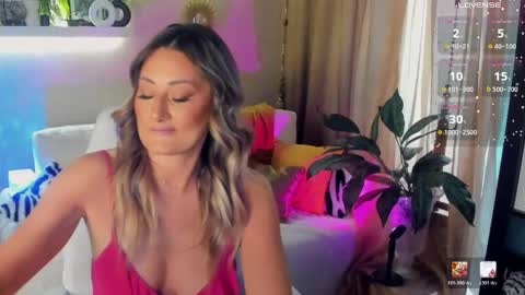Snapshot of sarahholly chatting on 05/18/26, 06:30 Divine Sarah NONUDE model online show from 05/18/26, 06:30