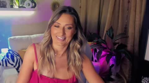 Snapshot of sarahholly chatting on 05/18/26, 06:36 Divine Sarah NONUDE model online show from 05/18/26, 06:36