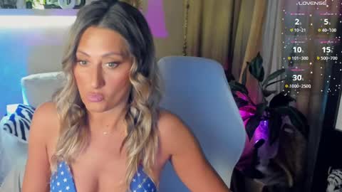 Snapshot of sarahholly chatting on 05/24/26, 04:34 Divine Sarah NONUDE model online show from 05/24/26, 04:34